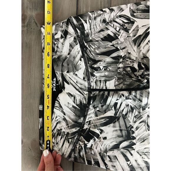 prAna Black Paradise Roxanne Capri Palm Tropical Leggings Size Small - Picture 10 of 10
